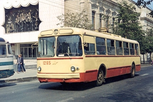 💙Город Горький. Троллейбус ЗИУ-5 на улице Свердлова (Большая Покровская). 1982..