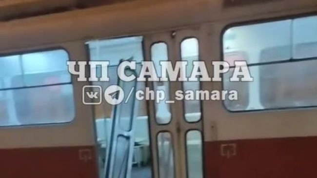 "Дверная эпидемия": в Самаре общественный транспорт разваливается на глазах пассажиров 

Уставшие машины..