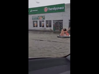 ⚡️Тем временем в поселке Южном под Краснодаром своя атмосфера

Там местная лужа стала его визитной..