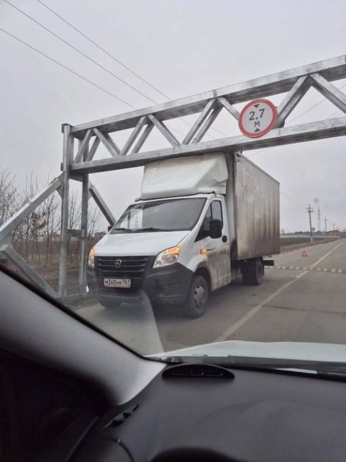 В Таганроге на Михайловском переезде водитель попался в..