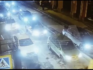 Жесть в Питере: Мерседес сбил девушку и протаранил несколько автомобилей 

50-летний Владимир за рулем..