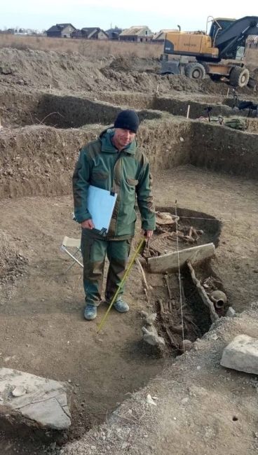 В пригороде Новороссийска во время раскопок археологи обнаружили древние захоронения

Местные жители..