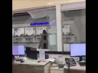 В аэропорту Шереметьево мужчина разбил окно представительства «Победы».

Пассажир опоздал на регистрацию и..