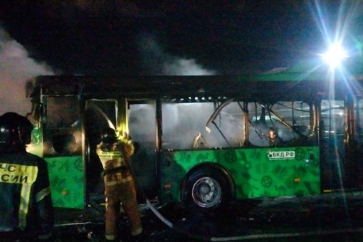 Утром в автобусном парке на Молодогвардейцев сгорел автобус. 

Фото: 74...