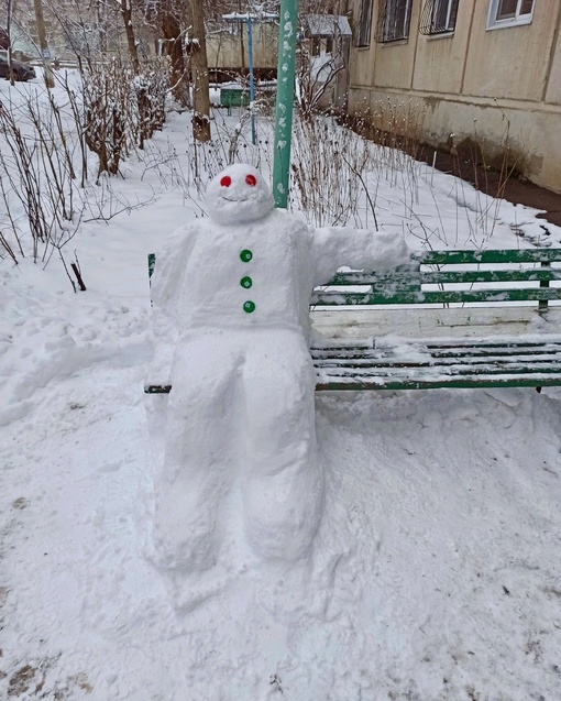 Народное творчество жителей Кировского района никогда не перестанет удивлять ☃️

Прикольная снежная..