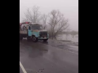 Нет, они не съехали в озеро — где-то под водой дорога 
📍Станица..