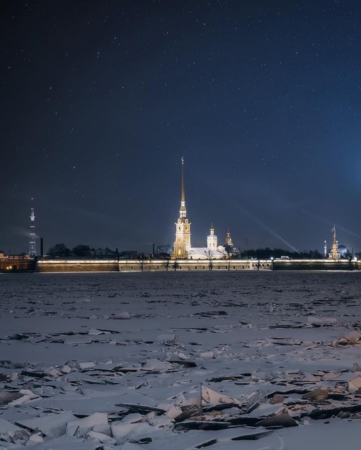 Ночной вид с Дворцовой набережной на Петропавловский..