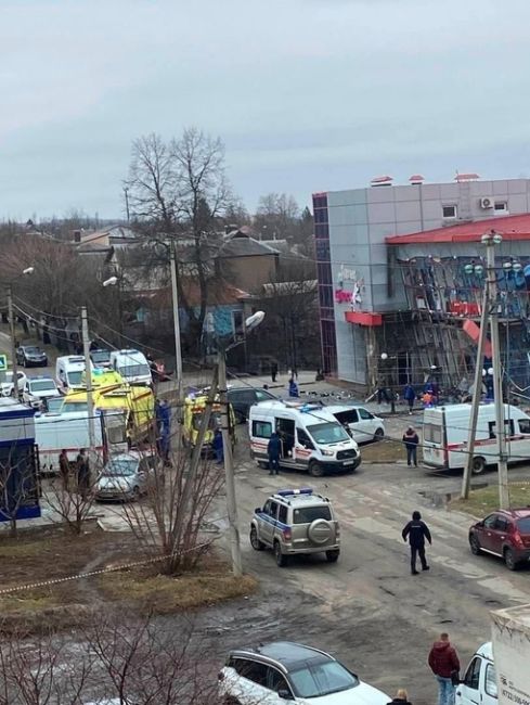 Белгород попал под обстрел. Погибли пять человек. 

Сообщается, что один из снарядов поразил торговый центр..