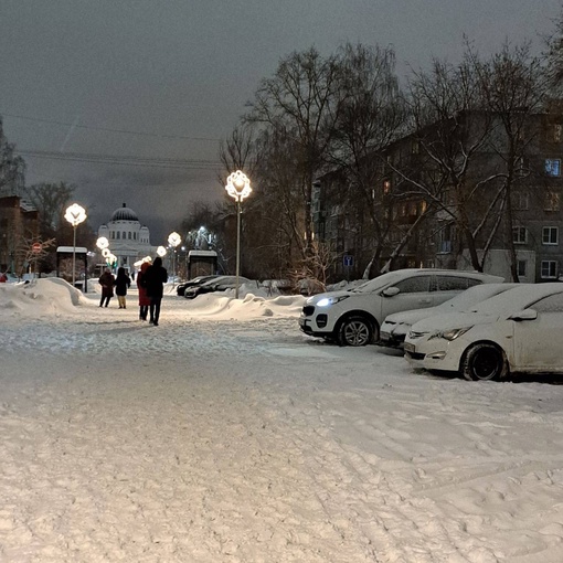 Водители облюбовали пешеходную зону на Ярмарочном проезде.

Кажется, кто-то очень хочет стать пешеходом

..