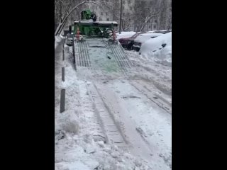 Когда на уборку снега буквально брошены все силы.

Даже эвакуаторщики не остались в..