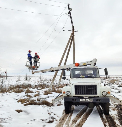 Кадры устранения последствий непогоды в Каменском..