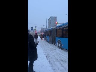 Чтобы делали автобусы без своих пассажиров?

В Бирюлево москвичи помогли автобусу выехать из..
