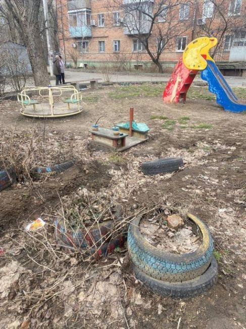 «Детская площадка» в Александровке

Мы просто оставим это..
