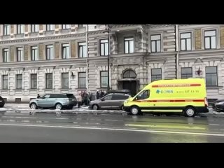 Возле Казанского собора полицейские задержали пикетчика Ярослава Смолева, развернувшего плакат..