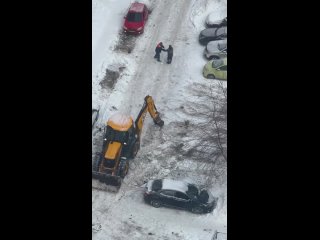 Делу время, потехе час.

Дворники решили устроить себе перерыв, отрабатывая различные боевые..