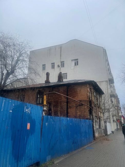 Саморазрушающийся дом на Соколова, 54. Кирпичи падают прямо на тротуар и ..