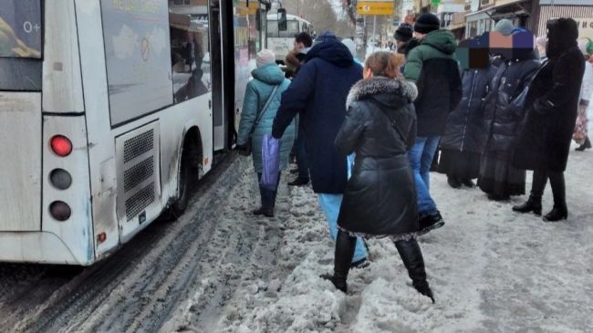 «Жижа и каша!»: В Самаре пассажиры увязли на популярной автобусной остановке 

На фото много рыхлого снега
..