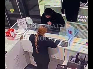 💍На Грузинском Валу 32-летний мужчина украл два кольца из ювелирного магазина.

Мужчина попросил у..