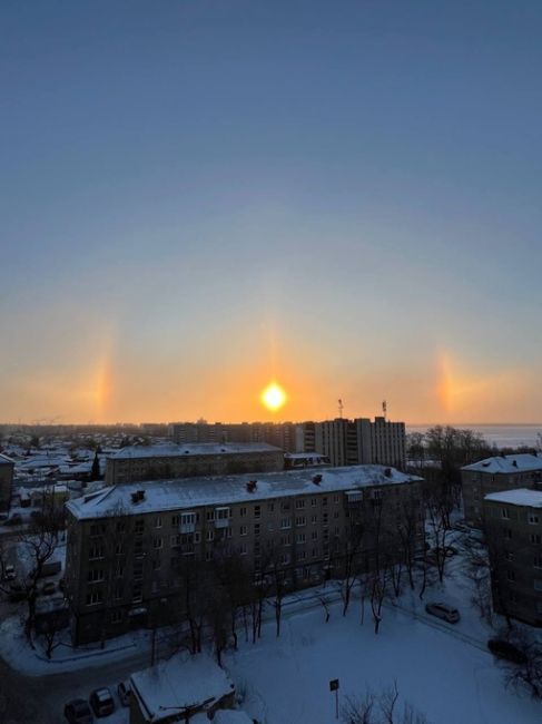 Гало в небе над Челябинском. 

Фото: Андрей,..