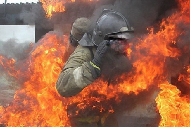 Сегодня в микрорайоне Висим загорелся дом по улице Красногвардейской. 35 пожарных тушили дом полтора часа. В..