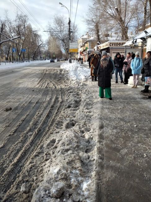 «Жижа и каша!»: В Самаре пассажиры увязли на популярной автобусной остановке 

На фото много рыхлого снега
..