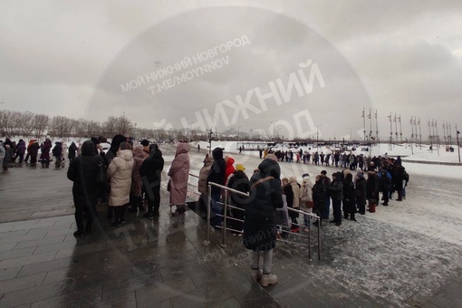 🗣️ жажда окультуривания 

Нижегородцы потянулись к прекрасному — огромная очередь на выставку «АРТ МИР»..