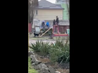 В Азове стая бродячих собак загнала детей на горку на детской площадке. 
 
Ребятам пришлось сидеть наверху,..