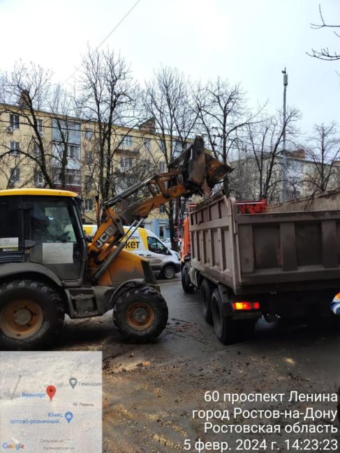 Упавшее на проезжую часть на проспекте Ленина, 60 большое дерево распилили и вывезли. Движение..