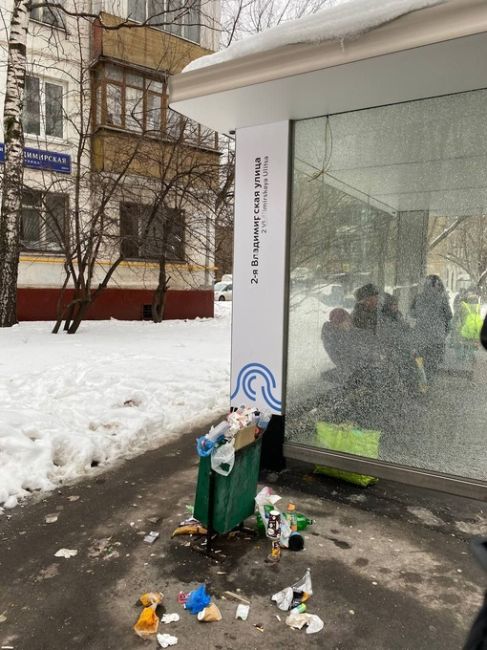 В Москве до сих пор нередко можно увидеть такую картину

А как вы думаете, кто в этом виноват: дворники,..