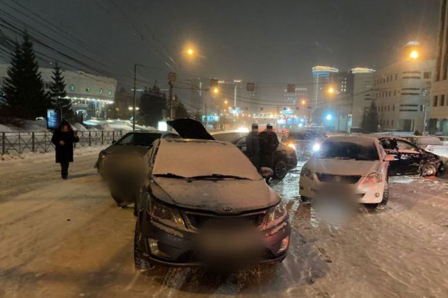 Две девушки пострадали в массовом ДТП у театра «Глобус»

Пять автомобилей попали в ночное ДТП у остановки..