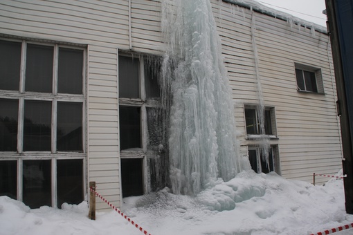 🗣️ Царь-сосулька на улице Юбилейная, 34 прямо на газовой трубе. 

Ни одна служба уже больше недели не..