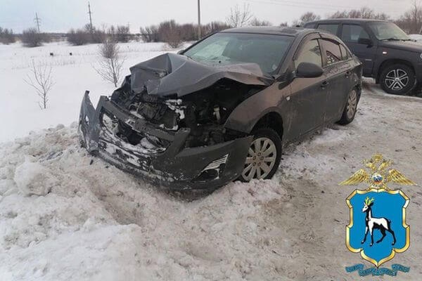 В Самарской области столкнулись два «Шевроле», пострадал один из водителей 

Авария произошла утром 5..