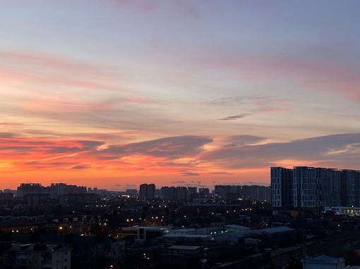 Трудно сказать, в каком месяце в Краснодаре самые красивые рассветы😍

Но вот вам один из февральских.

Фото:..