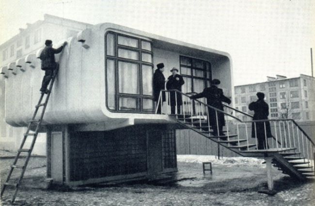 В 1961 году в Ленинграде появился экспериментальный пластмассовый дом, который рассматривался как..