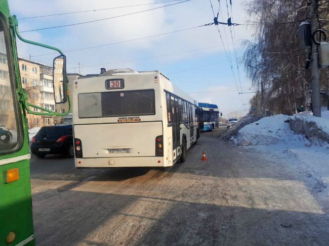 Водитель автобуса №30 похоже торопился отъехать от остановки на улице Есенина, что не закрыл двери. В итоге..