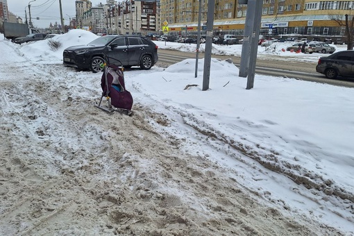 Добрый день, хочу оставить жалобу по поводу нечищеного тротуара, который находится между домами 144 и 146а по..