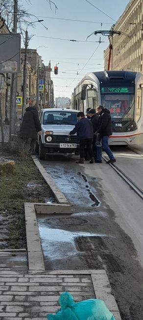 «Где же эвакуаторщики ,когда надо их нет, пробки из-за таких у....в», задаётся справедливым вопрос наш читатель..