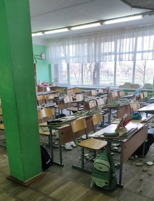 Потолок обрушится на детей во время урока в школе в посёлке Энем 😳

Одному из детей понадобилась..