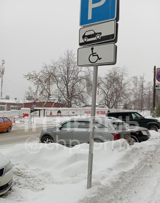 Парковки для инвалидов бесплатно на платной парковке для всех. Здорово. Но если встал инвалид рядом с этой..