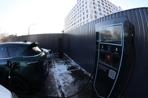 Хорошая новость для владельцев электрокаров: в центре Питера открылся зарядный хаб от Яндекс..