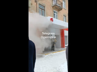 В магазине «Магнит» в Перми на Куйбышева, 159 произошел сегодня пожар 

Площадь пожара составила 20 метров..