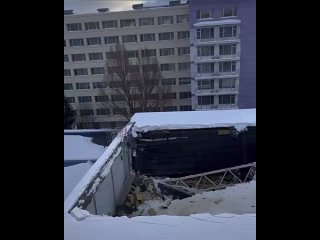 Еще одна крыша не выдержала тяжести снега.

В этот раз инцидент произошел в Химках, там обрушилась крыша..