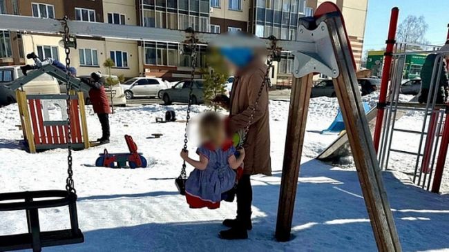 Мать девочки, которую обвинили в том, что гуляла с ребёнком в одном платье в Новосибирске, отправили в..