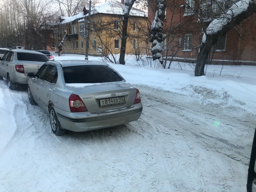 Ребята, дорогие, а вы чем то думаете, когда паркуетесь? Скорая не смогла подъехать к 1-му подъезду и пришлось..