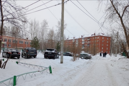 Здравствуйте! Подскажите пожалуйста! Это нормальное поведение водителей парковаться на газоне придомовой..