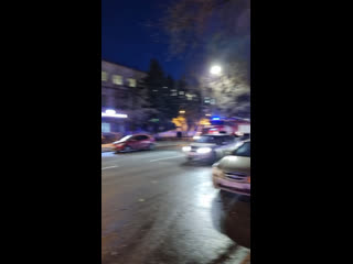 На пересечении Текучева-Буденновского много пожарных машин. По словам очевидцев, дыма не видно

Видео:..