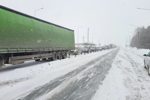 Трассу Пермь — Екатеринбург полностью закрыли для грузового транспорта до окончания неблагоприятных..