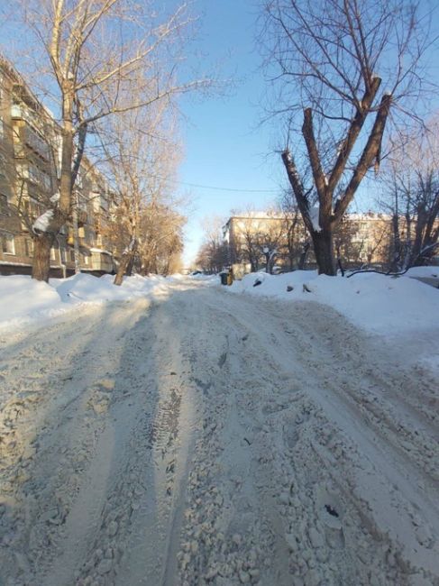 Челябинск утопает в снегу. 

В вашем районе почистили снег?

Фото: Челябинск..