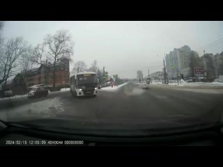 Появилось видео отлетевшего от автобуса колеса, которое на остановке травмировало девушку.
 
15 февраля..