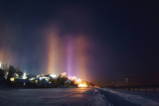 Световые столбы в небе над Городцом.

📸Ян Кемпи 
..